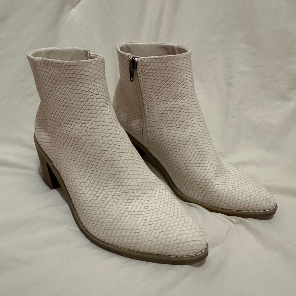 Universal Thread Target White Snakeskin Ankle Boots Tan Bottom Zipper Size 8.5
